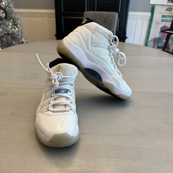 Jordan White and Black Sneakers with Streamlined Design - Picture 2 of 2